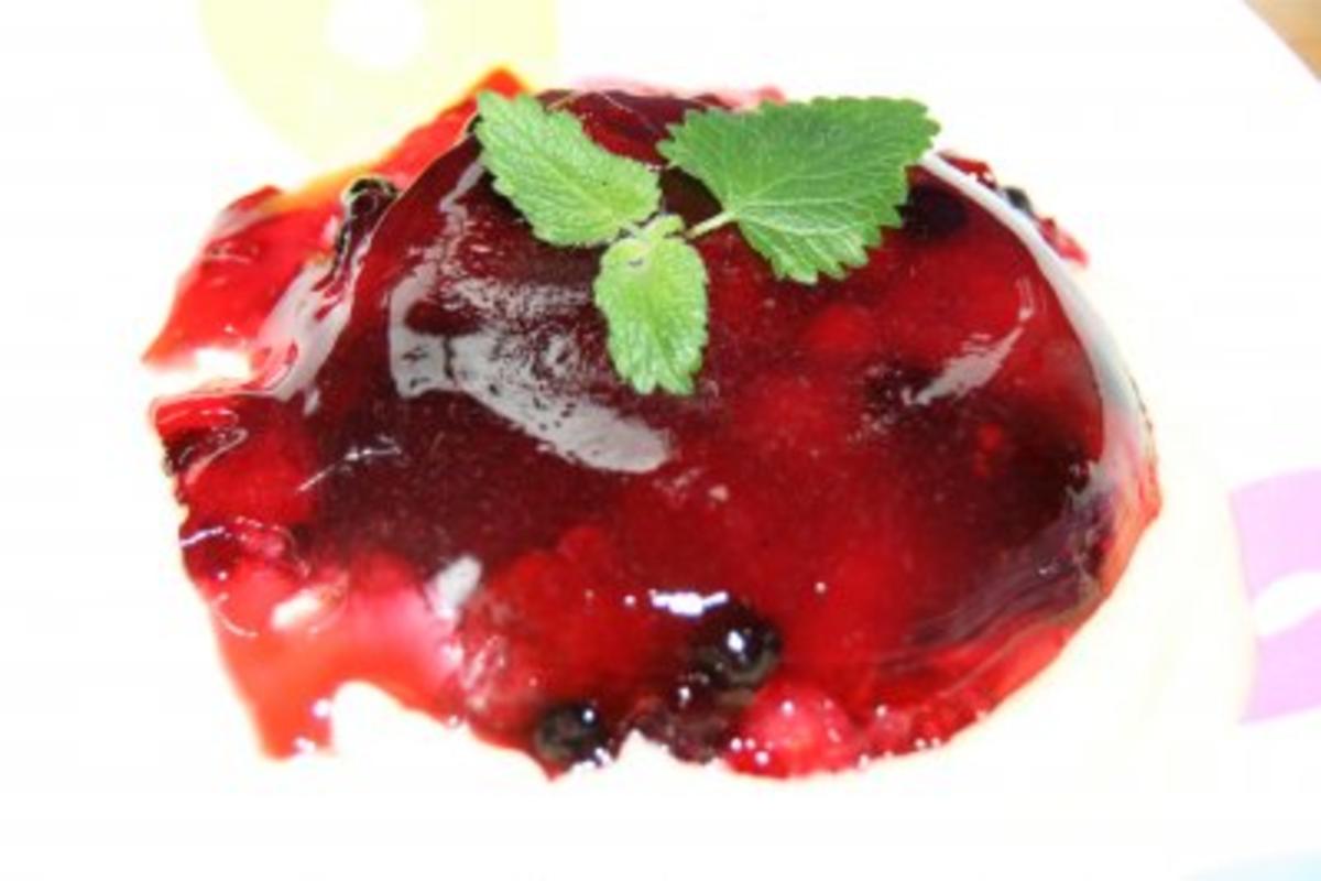 Dessert: Beeren in Weingelee auf Zabaione-Spiegel - Rezept - kochbar.de