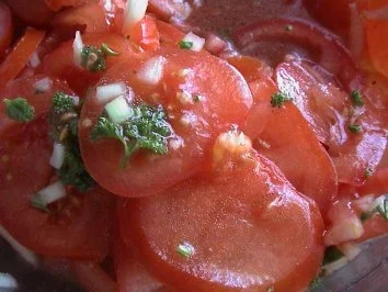 Tomatensalat mit Dressing - Rezept
