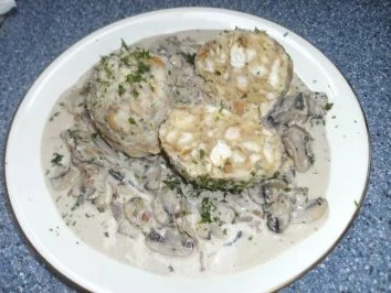 Rezept: Rahm-Champignons mit Semmelknödel Rahm-Champignons mit Semmelknödel - Rezept