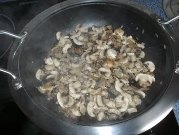 Rezept: Rahm-Champignons mit Semmelknödel Bild Nr. 2 Rahm-Champignons mit Semmelknödel - Rezept - Bild Nr. 2