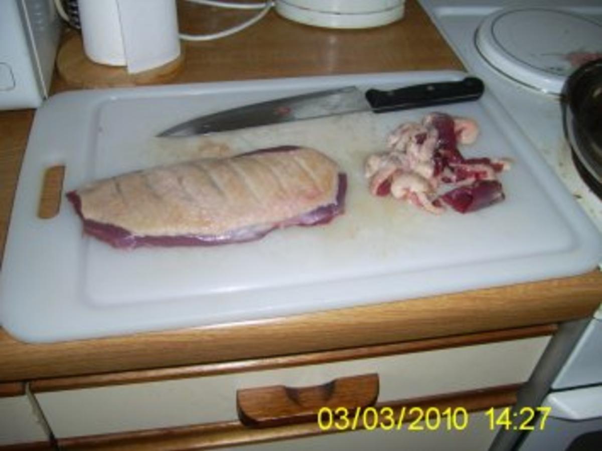 Rosa gebratene Barbarie Entenbrust mit Honig Ingwer Jus auf Blaukraut ...