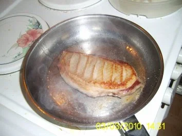 Rosa gebratene Barbarie-Entenbrust mit Honig-Ingwer-Jus auf Blaukraut und Semmelknödel - Rezept - Bild Nr. 3