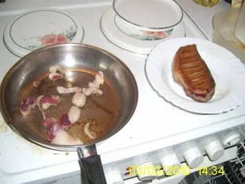 Rosa gebratene Barbarie-Entenbrust mit Honig-Ingwer-Jus auf Blaukraut und Semmelknödel - Rezept - Bild Nr. 5