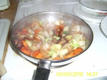 Rosa gebratene Barbarie-Entenbrust mit Honig-Ingwer-Jus auf Blaukraut und Semmelknödel - Rezept - Bild Nr. 6