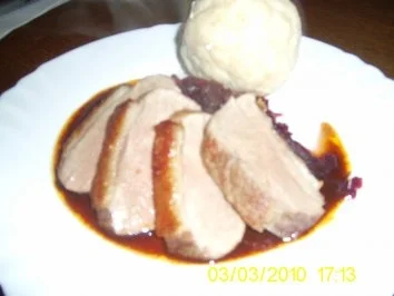 Rosa gebratene Barbarie-Entenbrust mit Honig-Ingwer-Jus auf Blaukraut und Semmelknödel - Rezept - Bild Nr. 12