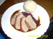 Rosa gebratene Barbarie-Entenbrust mit Honig-Ingwer-Jus auf Blaukraut und Semmelknödel - Rezept