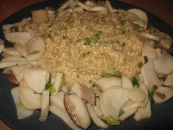 Rezept: Hirsotto mit Kräutersaitlingen und Lauchzwiebeln Hirsotto mit Kräutersaitlingen und Lauchzwiebeln - Rezept