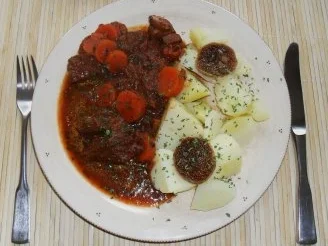 Gulasch mit Feigen und Datteln - Rezept