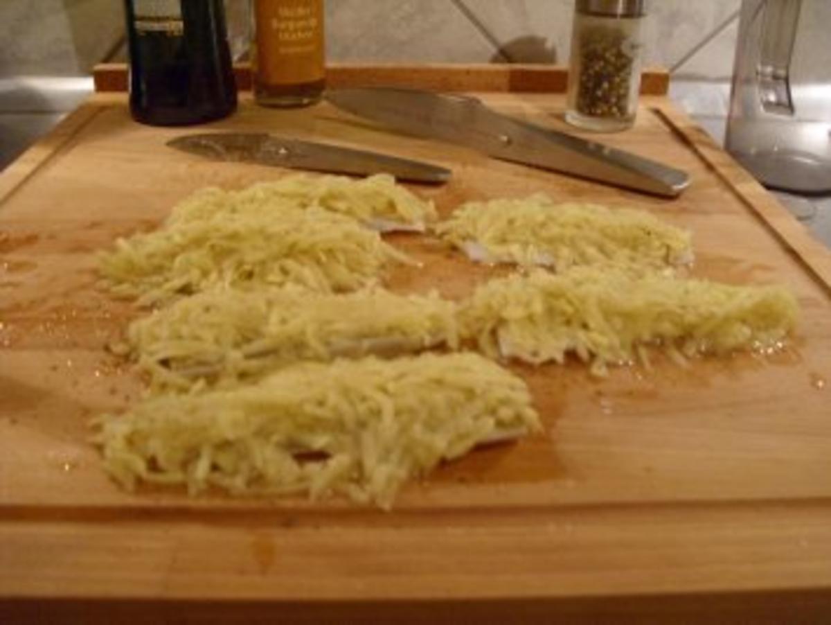Zanderfilets unter der Kartoffelkruste auf Lauchgemüse in Keta-Kaviar-Schnittlauch-Sauce - Rezept - Bild Nr. 5