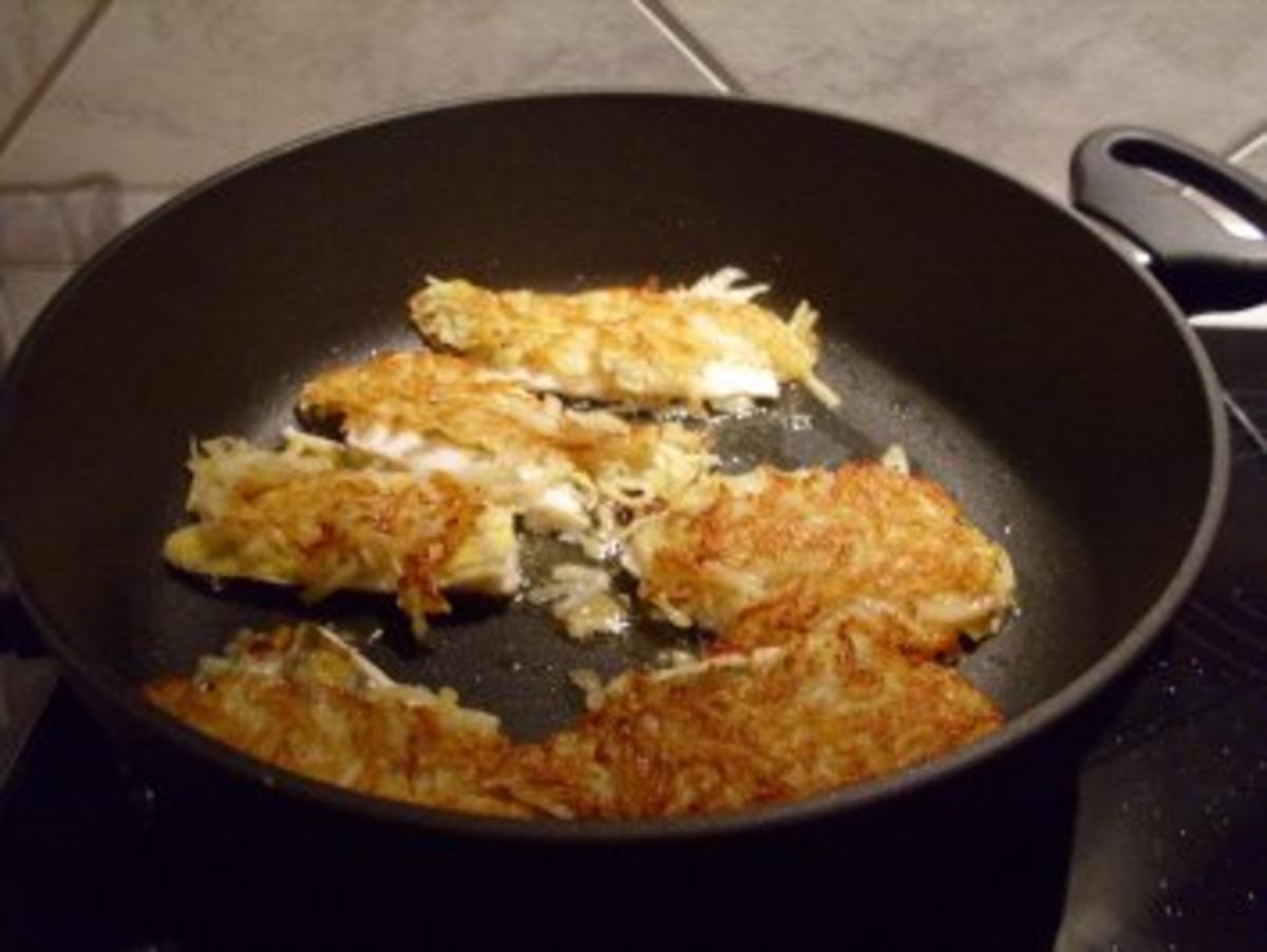 Zanderfilets unter der Kartoffelkruste auf Lauchgemüse in Keta-Kaviar-Schnittlauch-Sauce - Rezept - Bild Nr. 6