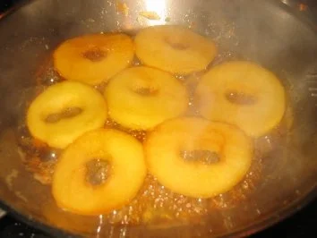 Rezept: Dessert: Karamelisierte Calvadosäpfel mit Eis........... Bild Nr. 4 Dessert: Karamelisierte Calvadosäpfel mit Eis........... - Rezept - Bild Nr. 4