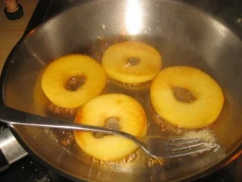 Rezept: Dessert: Karamelisierte Calvadosäpfel mit Eis........... Bild Nr. 5 Dessert: Karamelisierte Calvadosäpfel mit Eis........... - Rezept - Bild Nr. 5