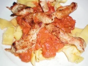 Rezept: Nudeln mit Tomaten- Frischkäsesoße und Pute Nudeln mit Tomaten- Frischkäsesoße und Pute - Rezept