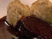Sauerbraten vom Reh mit Semmelknödel, Bohnen und Apfelspalten - Rezept