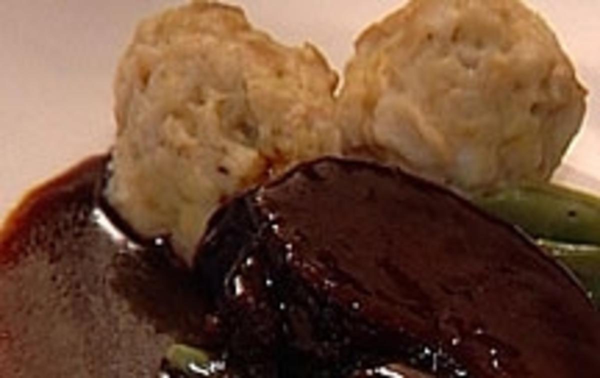 Bilder für Sauerbraten vom Reh mit Semmelknödel, Bohnen und Apfelspalten - Rezept