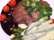 Rinderfilet auf einem Spiegel von Balsamico und grüner Spargel mit Estragon Hollandaise - Rezept