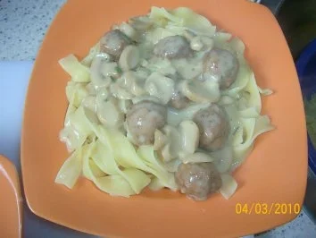 Köttbullar mit Bandnudeln - Rezept
