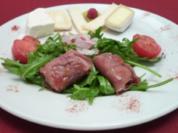 Ziegenkäse-Variationen auf einem Bett von Rucola mit Datteln und Parmaschinken - Rezept