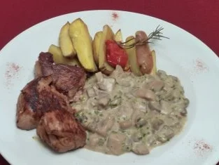 Schweinefilet an Gorgonzola-Pilzragout mit Rosmarinkartoffeln - Rezept