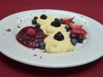 Heiße Beeren mit Amaretto auf Vanille-Mousse und Feuerzangenbowle - Rezept
