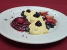 Heiße Beeren mit Amaretto auf Vanille-Mousse und Feuerzangenbowle - Rezept