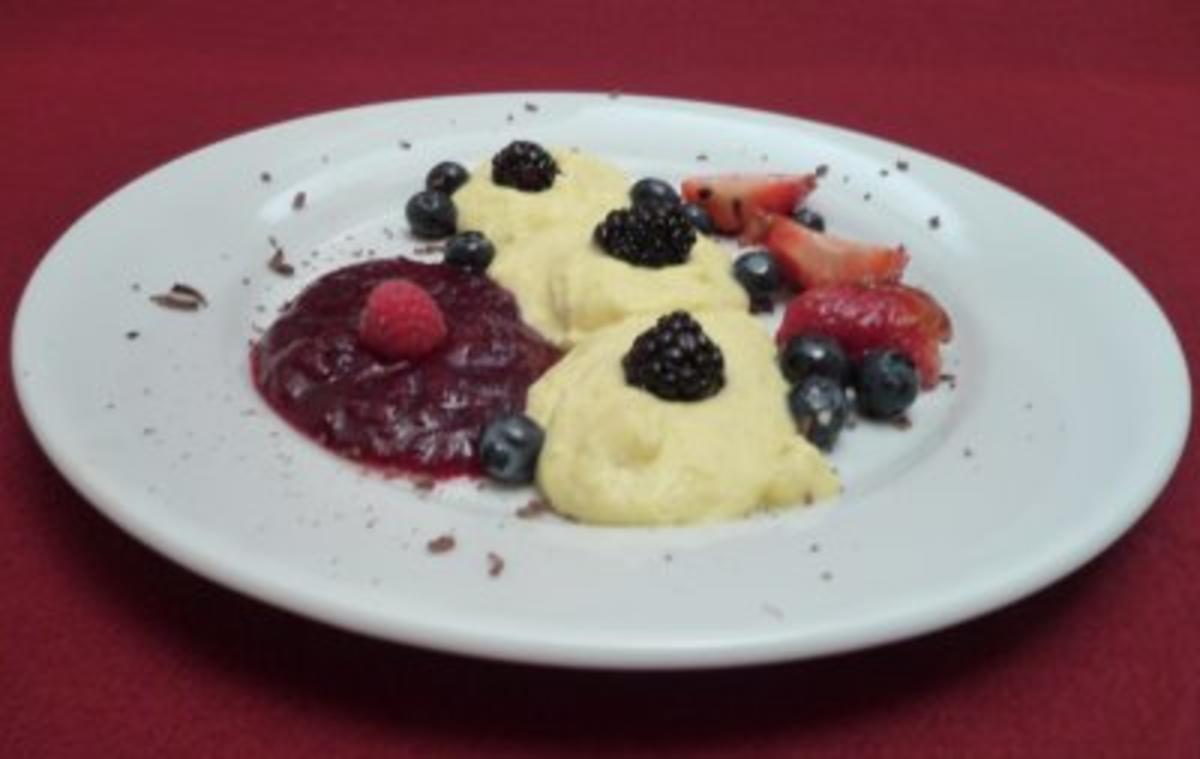 Heiße Beeren mit Amaretto auf Vanille-Mousse und Feuerzangenbowle ...