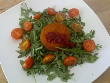 Rezept: Backcamembert auf Rucolasalat mit Tomaten Backcamembert auf Rucolasalat mit Tomaten - Rezept