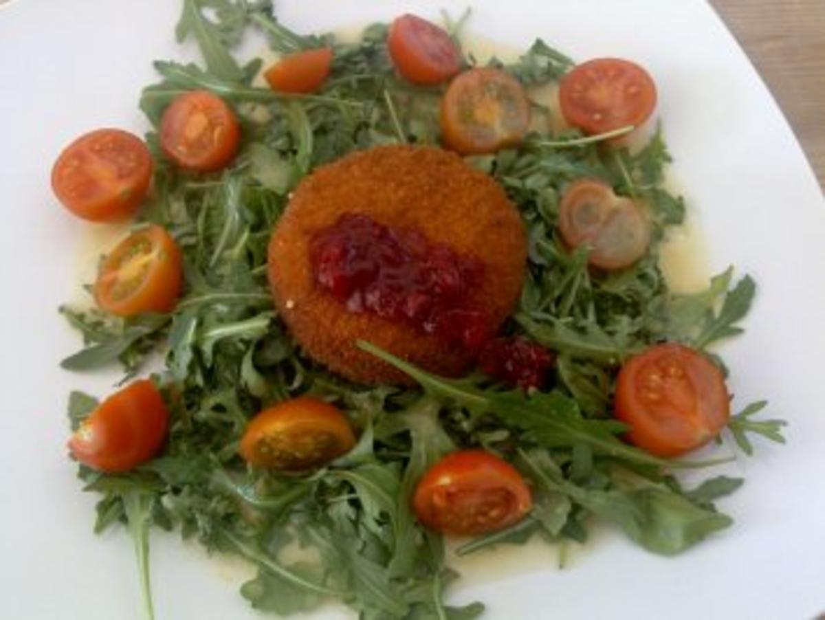 Backcamembert auf Rucolasalat mit Tomaten - Rezept - Bild Nr. 2