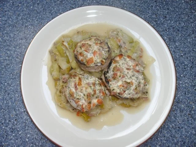 Rezept: Gefüllte Champignons auf Lauchgemüse Gefüllte Champignons auf Lauchgemüse - Rezept