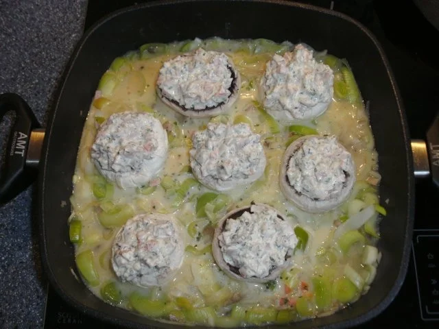 Rezept: Gefüllte Champignons auf Lauchgemüse Bild Nr. 2 Gefüllte Champignons auf Lauchgemüse - Rezept - Bild Nr. 2