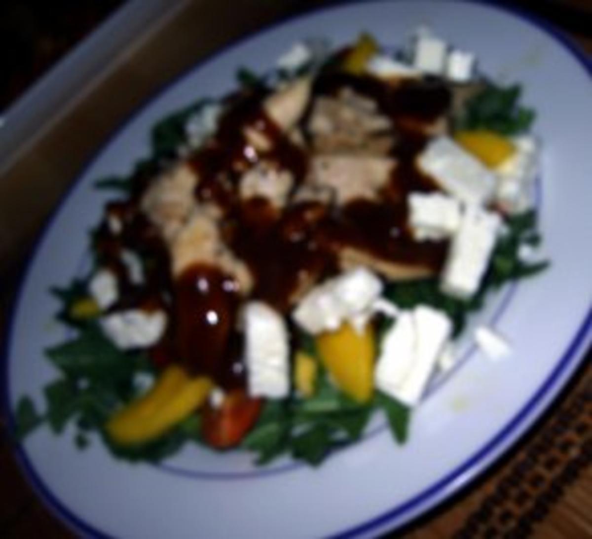 Fruchtiger Salat mit Hähnchenbruststreifen - Rezept - kochbar.de