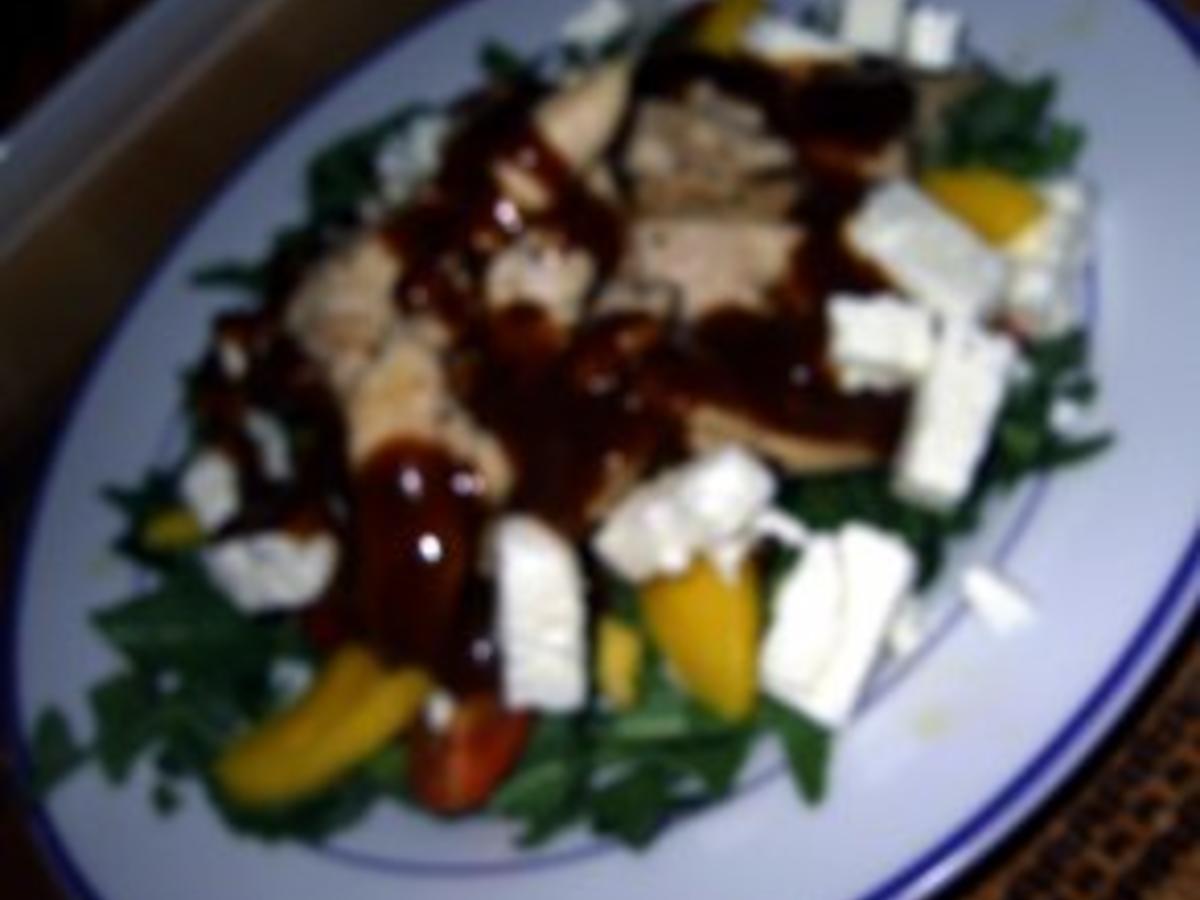 Fruchtiger Salat mit Hähnchenbruststreifen - einfach - 151 kcal/100g