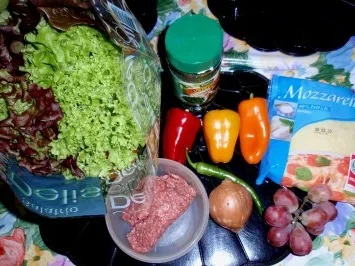 Gefüllte Mini-Paprika auf Weintrauben-Blattsalat - Rezept - Bild Nr. 2