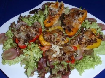 Gefüllte Mini-Paprika auf Weintrauben-Blattsalat - Rezept