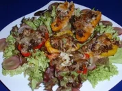 Rezept: Gefรผllte Mini-Paprika auf Weintrauben-Blattsalat Gefรผllte Mini-Paprika auf Weintrauben-Blattsalat - Rezept