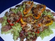 Rezept: Gefüllte Mini-Paprika auf Weintrauben-Blattsalat Gefüllte Mini-Paprika auf Weintrauben-Blattsalat - Rezept