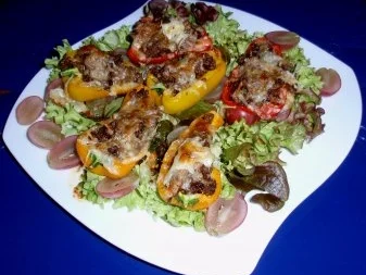 Gefüllte Mini-Paprika auf Weintrauben-Blattsalat - Rezept - Bild Nr. 7
