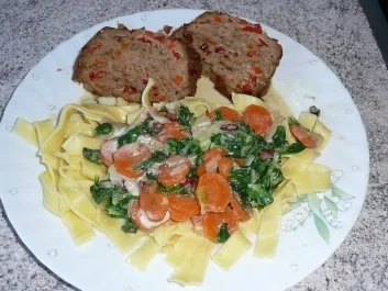 Gemüse: Karotten-Feldsalat-Gemüse auf Bandnudeln - Rezept