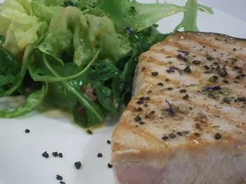 Marlin mit schwarzem Salz an Pflücksalat mit Dattelvinaigrette - Rezept