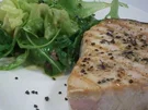 Rezept: Marlin mit schwarzem Salz an Pflücksalat mit Dattelvinaigrette Marlin mit schwarzem Salz an Pflücksalat mit Dattelvinaigrette - Rezept