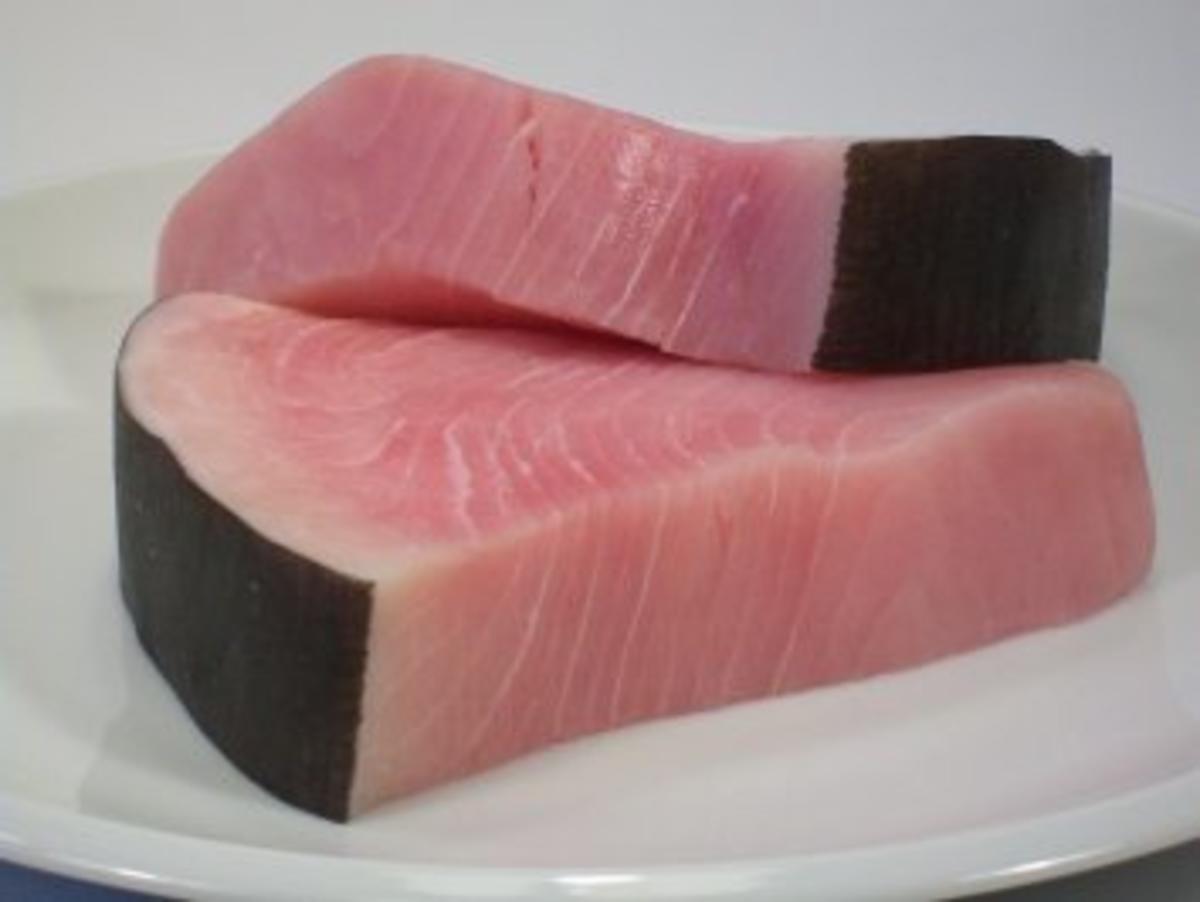 Marlin mit schwarzem Salz an Pflücksalat mit Dattelvinaigrette - Rezept - Bild Nr. 2