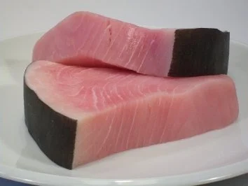 Marlin mit schwarzem Salz an Pflücksalat mit Dattelvinaigrette - Rezept - Bild Nr. 2