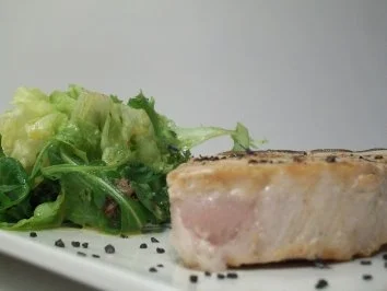 Marlin mit schwarzem Salz an Pflücksalat mit Dattelvinaigrette - Rezept - Bild Nr. 3