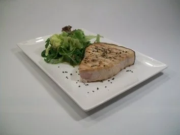 Marlin mit schwarzem Salz an Pflücksalat mit Dattelvinaigrette - Rezept - Bild Nr. 4