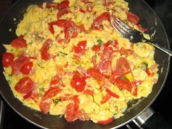 Rührei mit Speck, Paprika und Tomaten - Rezept - Bild Nr. 6