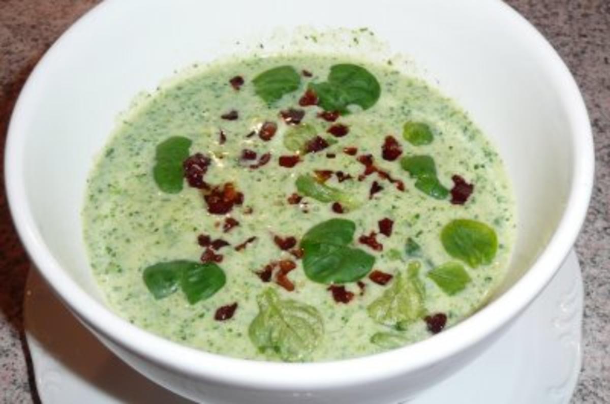 Süppchen: Cremesuppe mit Feldsalat und Kräutern - Rezept
