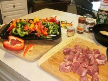 Rezept: Paprika Schweinefleisch -Es sieht wie Goulash aus, mit verschiedenen Paperikaschoten- Schnell in 30 Minuten Bild Nr. 3 Paprika Schweinefleisch -Es sieht wie Goulash aus, mit verschiedenen Paperikaschoten- Schnell in 30 Minuten - Rezept - Bild Nr. 3