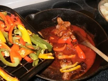 Rezept: Paprika Schweinefleisch -Es sieht wie Goulash aus, mit verschiedenen Paperikaschoten- Schnell in 30 Minuten Bild Nr. 4 Paprika Schweinefleisch -Es sieht wie Goulash aus, mit verschiedenen Paperikaschoten- Schnell in 30 Minuten - Rezept - Bild Nr. 4