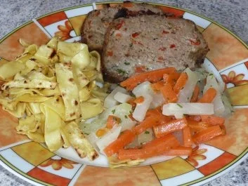 Gemüse: Kohlrabi-Möhrengemüse mit Bratnudeln und Kräuter-Hackbraten - Rezept