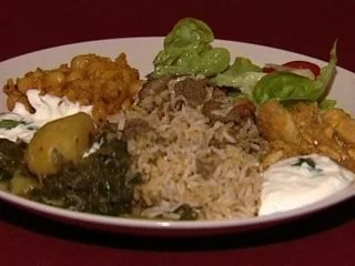 Rezept: Lamm Biryani mit Gurken-Raita, Hühnchencurry mit Kichererbsen und Aloo Saag (Kristiane Backer) Lamm Biryani mit Gurken-Raita, Hühnchencurry mit Kichererbsen und Aloo Saag (Kristiane Backer) - Rezept